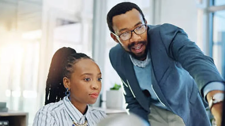Sesión de coaching para equipos comerciales enfocada en desarrollo de competencias y ejecución de ventas B2B